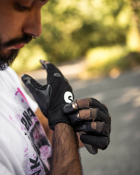 http://d7rh5s3nxmpy4.cloudfront.net/CMP2909/2/PR365BI8595_920057_21247_Freeride_Glove_SZ4.jpg