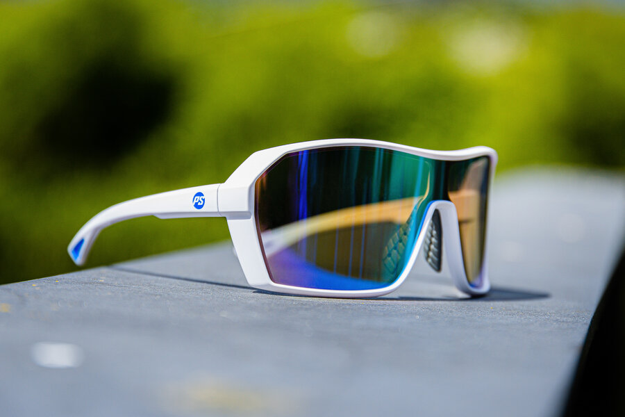 http://d7rh5s3nxmpy4.cloudfront.net/CMP2909/2/PR4342BI10206_907082_36765_Sunglasses_Vision_White_SZ4.jpg