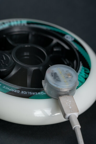 http://d7rh5s3nxmpy4.cloudfront.net/CMP2909/2/PR658BI12652_905350_34453_LED_Wheel_Module_White_R_SZ4.jpg