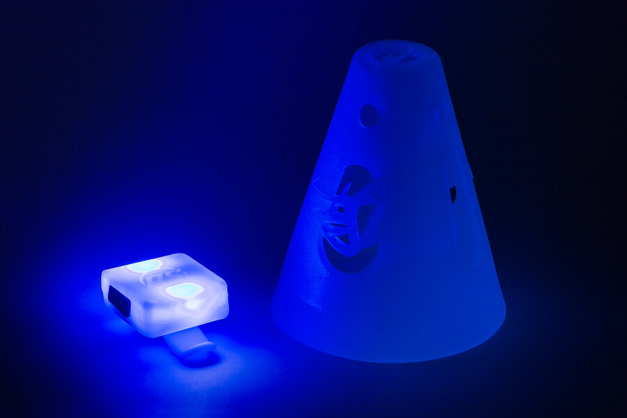 http://d7rh5s3nxmpy4.cloudfront.net/CMP2909/2/PR974BI12636_907068_33550_LED_Cones_Glow_in_the_Dark_Blue_SZ4.jpg