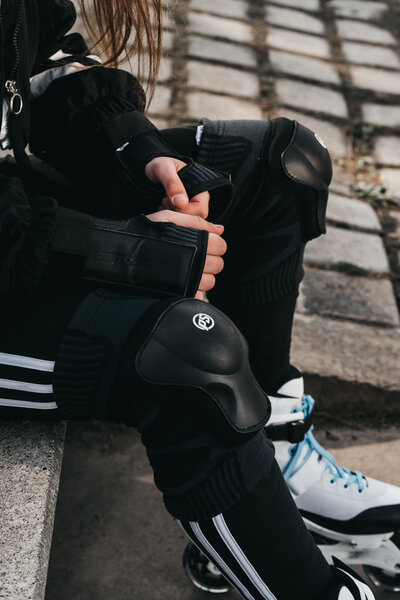 Powerslide - Onesie Black Knee Pad in action