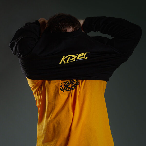 Kizer - Kizer Classic Crew Neck in action