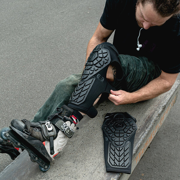 ST Combo Pad Eugen Enin Pro - Ennui - Inline skating Protection - In Action 2