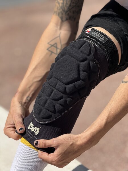 Shock Sleeve Pro Mery Munoz Knee Gasket - Ennui - Inline skating Protection - In Action 1
