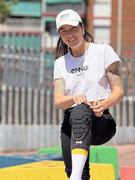 Shock Sleeve Pro Mery Munoz Knee Gasket - Ennui - Inline skating Protection - In Action 2