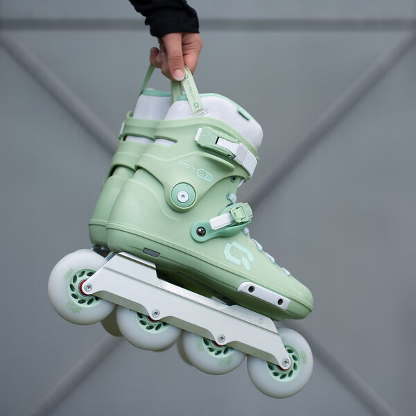 CL 15 Green - IQON - Urban Inline Skates - In Action 1