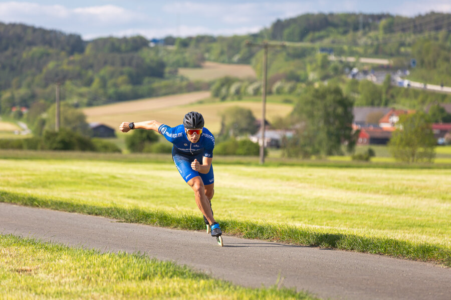 http://d7rh5s3nxmpy4.cloudfront.net/CMP2909/PR5859BI17213_904598_37131_PS_Racing_Suit_Men_2021_SZ4.jpg