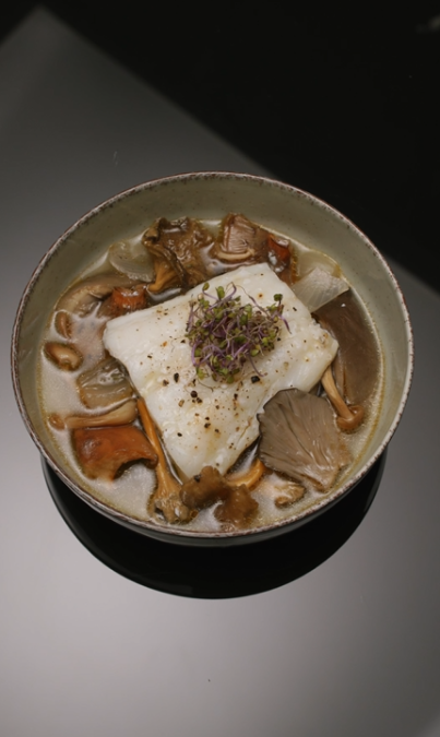 Bacalao al vapor en caldo de setas de temporada