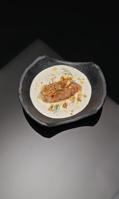 Ajoblanco con tartar de gambas y almendras tostadas