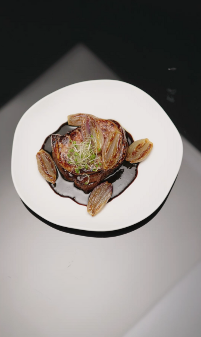 Solomillo con foie y chalotas glaseadas