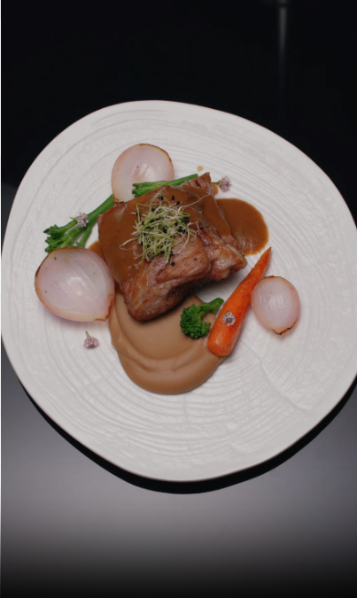 Costillas estofadas con puré de castañas y verduras