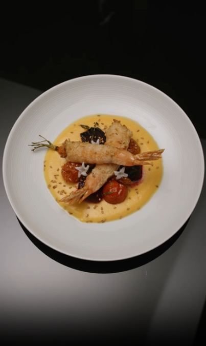 Crema de zanahoria, verduras y gambas crujientes