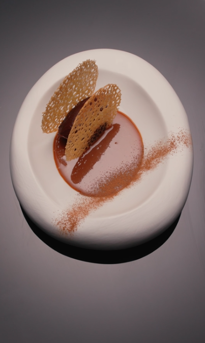 Crujiente de chocolate con sopa de caramelo