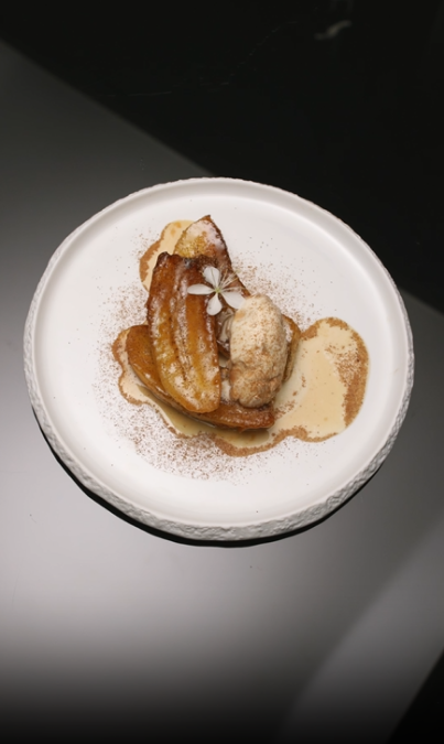 Plátanos flambeados y helado de caramelo salado