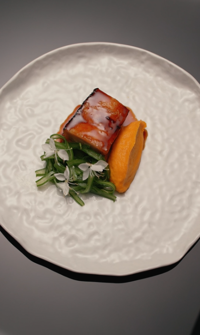 Panceta de cerdo glaseada con toffee de zanahoria