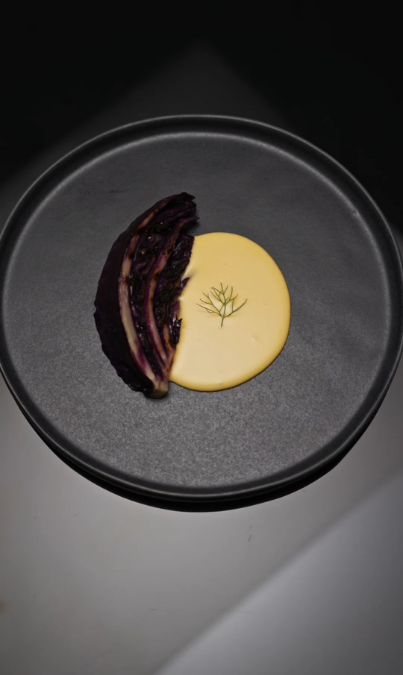 Col lombarda al grill con salsa holandesa