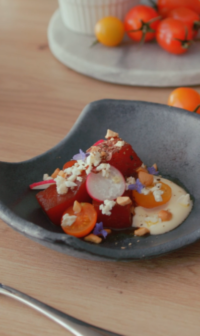 Ensalada de sandía, queso feta y cerezas con infusión de soja