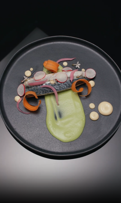 Caballa con salsa de guisantes