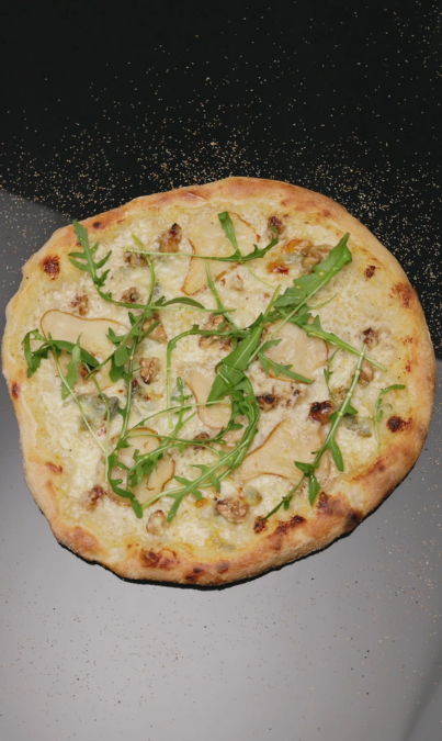 Pizza de pera, gorgonzola y nueces