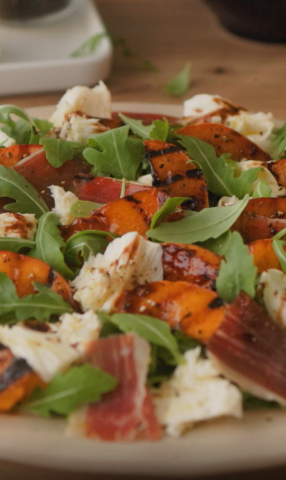 Ensalada de melocotón, mozzarella y prosciutto