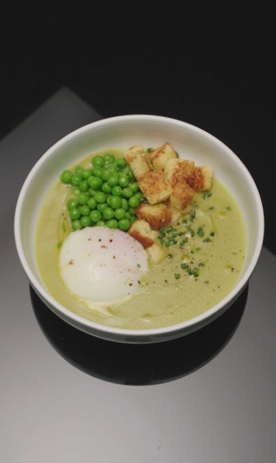 Crema de guisantes con huevo a baja temperatura
