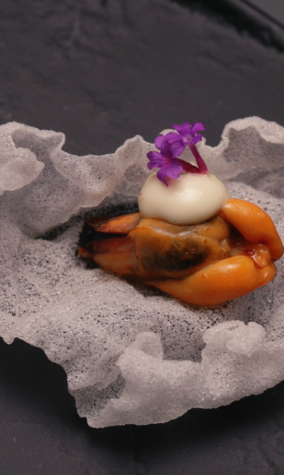 Mejillones en escabeche sobre arroz crujiente con mayonesa de wasabi