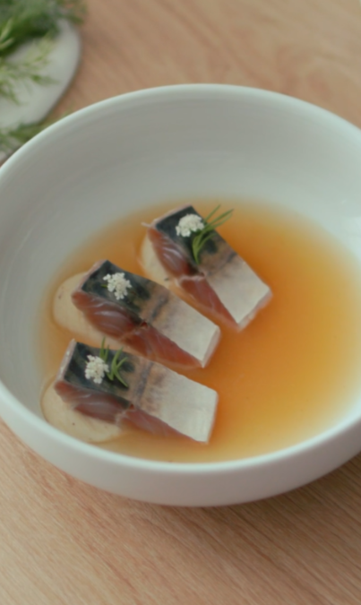 Caballa en escabeche con caldo de verduras y flores comestibles
