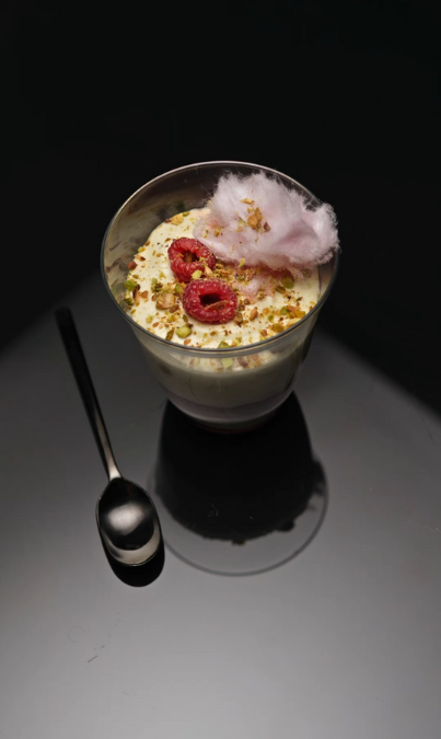 Vasitos de mousse de pistacho y frambuesas