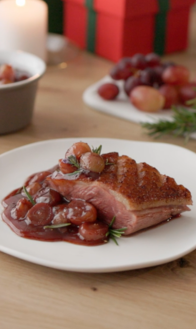 Magret de pato asado con  salsa de uvas