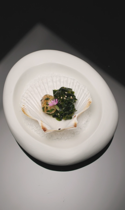 Vieiras asadas con wakame marinado