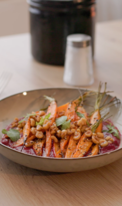 Zanahorias asadas con puré de remolacha y avellanas
