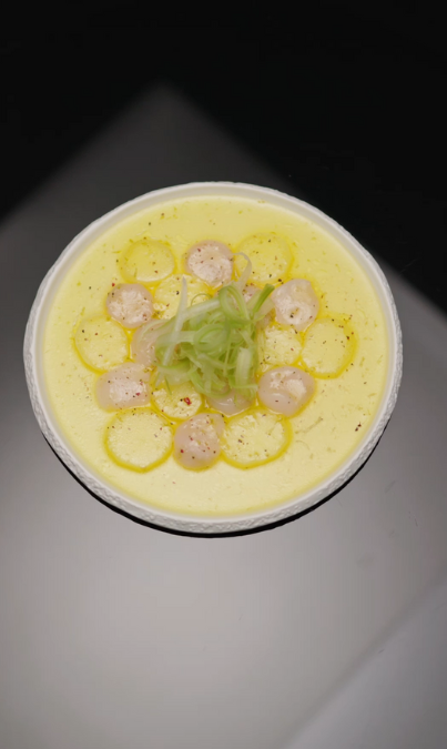 Carpaccio de vieiras y patatas al vapor