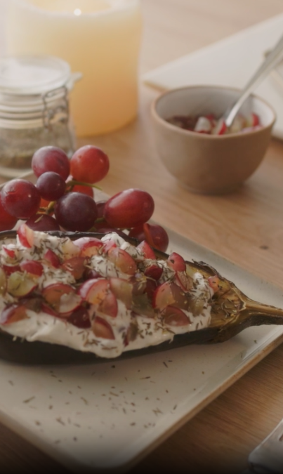 Berenjenas rellenas con yogur y uvas