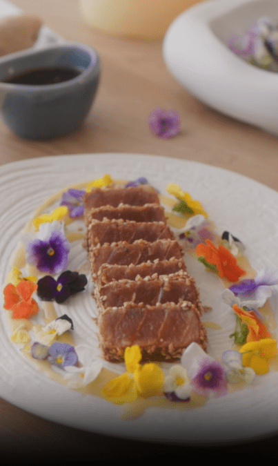 Tataki de atún con flores