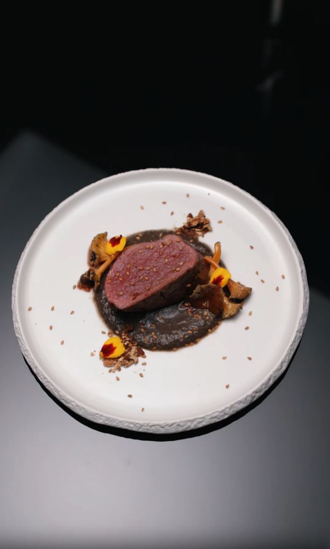 Lomo de corzo asado con salsa de setas