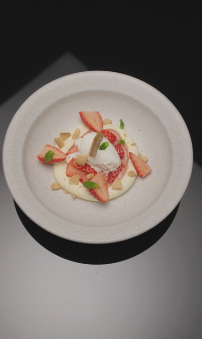 Ganache de chocolate blanco, coulis de fresas y helado de yogur