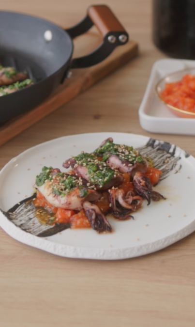 Chipirones en su tinta con tomate troceado