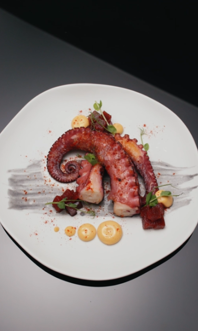 Pulpo a la plancha con tinta y membrillo