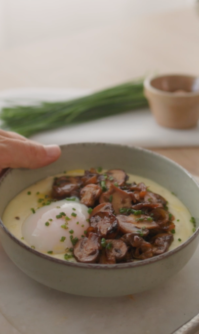 Huevos escalfados con setas salteadas