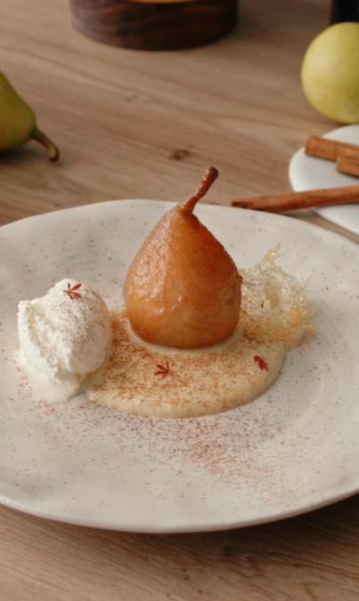 Peras pochadas con natillas de vainilla y helado de leche