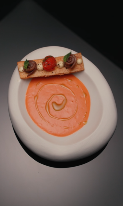 Gazpacho de fresas con tostada crujiente