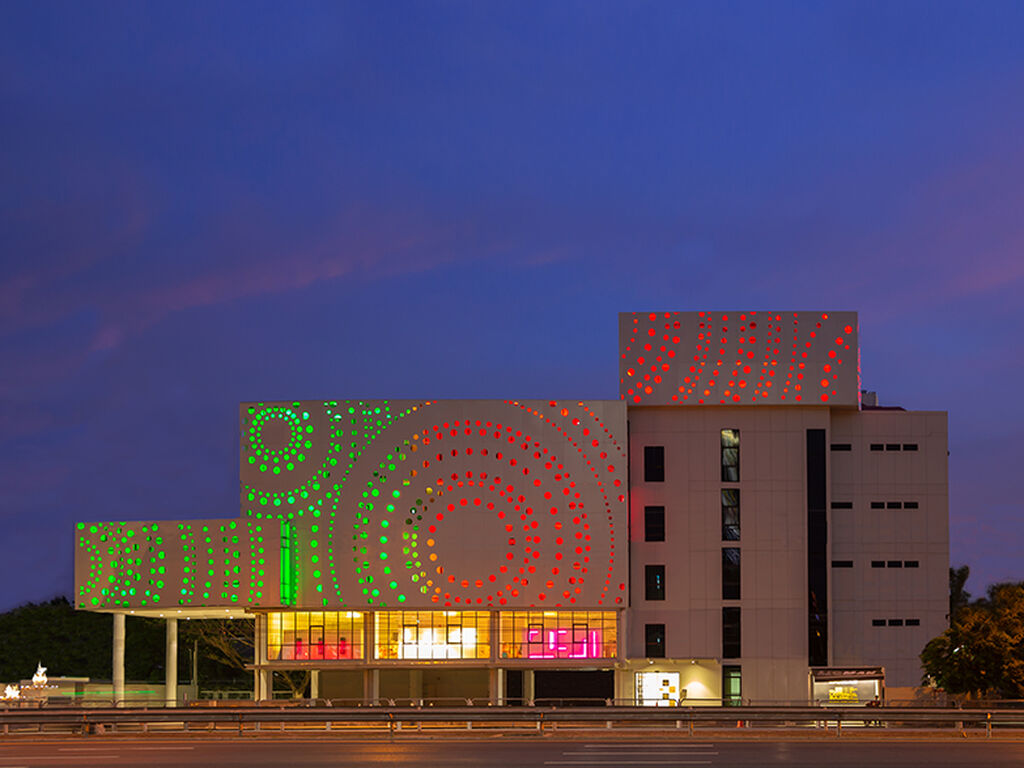 The LANTERN Building, Façade