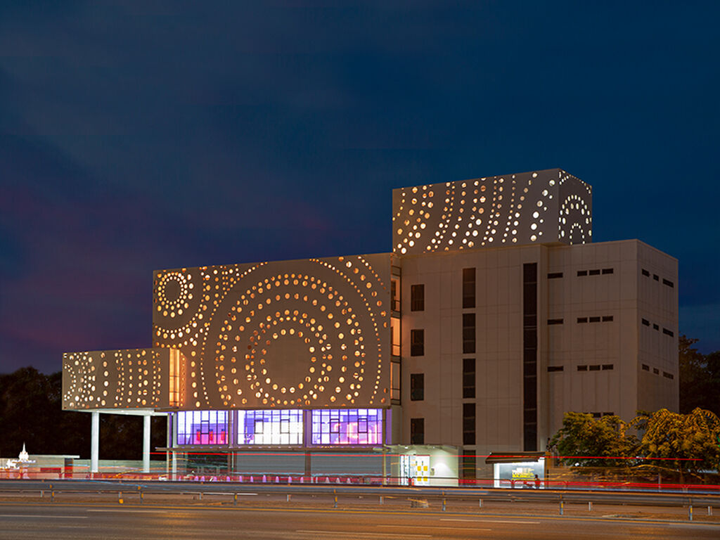 The LANTERN Building, Façade