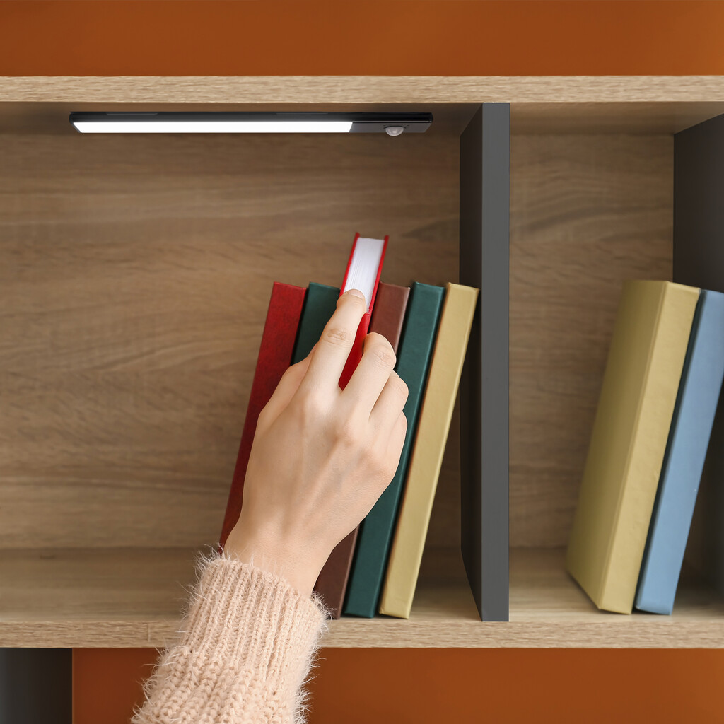 USB wiederaufladbare LED-Wandleuchte Kaus Black mit Bewegungssensor,, L600mm, Kunststoff und Aluminium, Schwarzer metallic-4