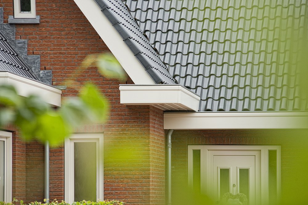 Dakranden vallen vaak niet op, maar zijn een onmisbaar onderdeel van bijna elke woning. Ze vallen pas op als onderhoud nodig is. Dakranden zijn extra gevoelig voor weersinvloeden omdat ze op hoogte worden toegepast. Keralit is een product dat juist is ontwikkeld om de extreme variaties van ons klimaat te ondervangen. Het is ongevoelig voor weersinvloeden en blijft jarenlang mooi.
