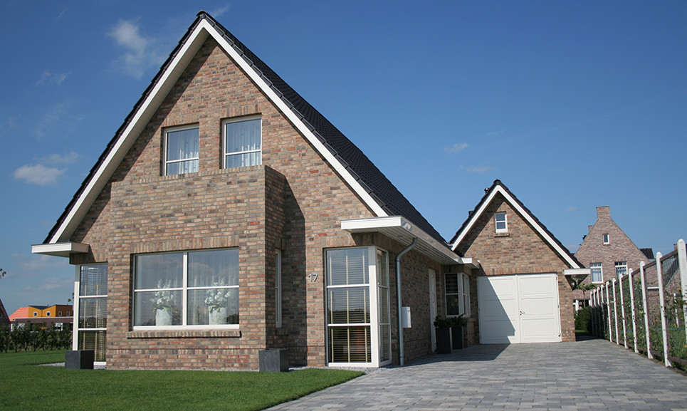 Het uitgebreide assortiment hardschuim dakrandpanelen maakt het mogelijk om elk soort dakrand van een complete afwerking te voorzien. De dakrandpanelen zijn verkrijgbaar in diverse lichte kleuren en hebben een mooie, strakke vormgeving. De panelen zijn massief en sterk, maar laten zich makkelijk bewerken en monteren.