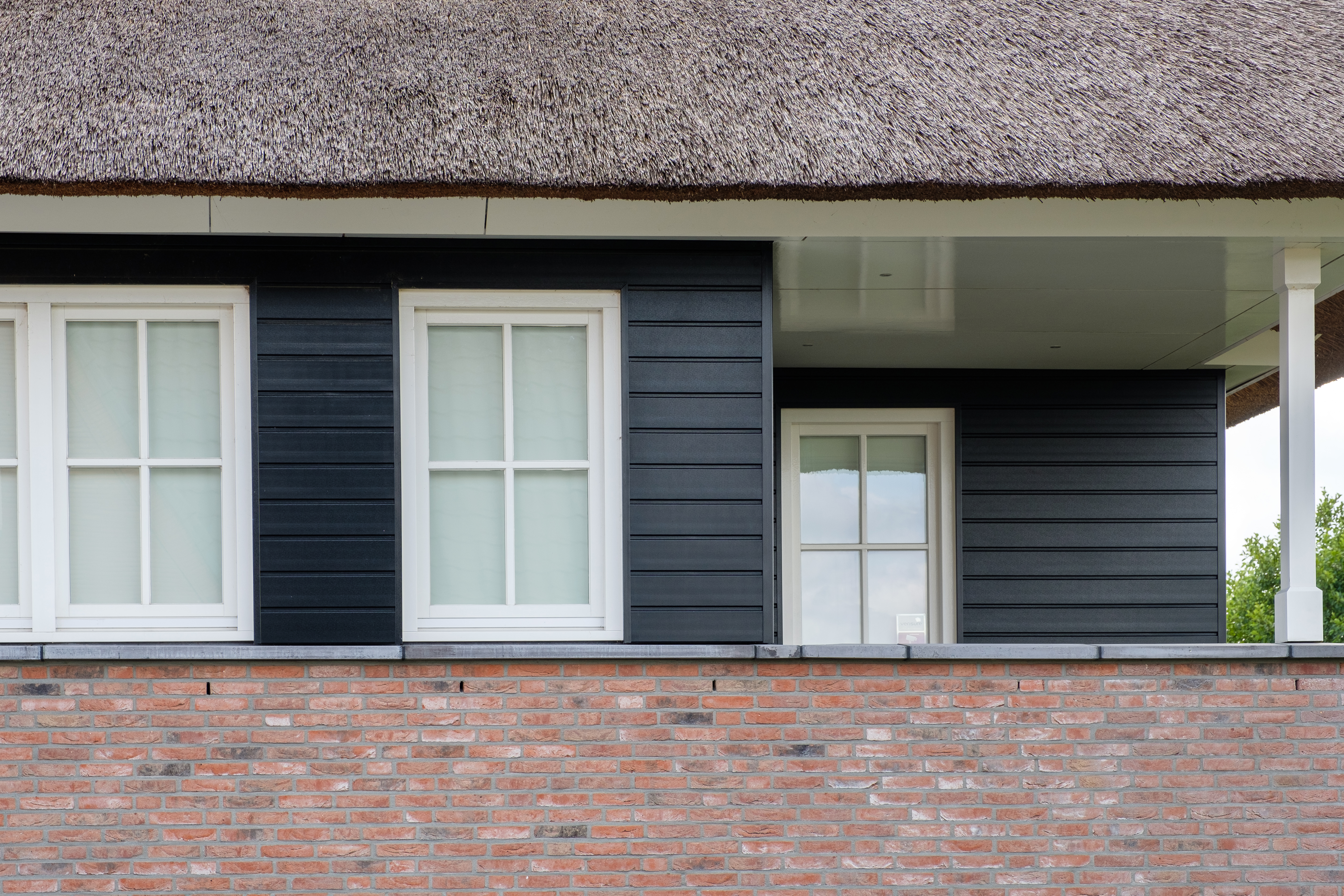 Het sponningdeel 143 mm wordt al decennia met succes toegepast in de Nederlandse woningmarkt. De panelen zijn voorzien van een veer en groef en daardoor kunnen ze blind geschroefd worden. Hierdoor behoren schroef- en boorgaten tot het verleden. Door de sponning ontstaat een mooi lijnenspel en krijgt de gevel een afgewerkt karakter. Het sponningdeel is zowel horizontaal als verticaal te monteren en goed te combineren met Keralit dakrandpanelen.