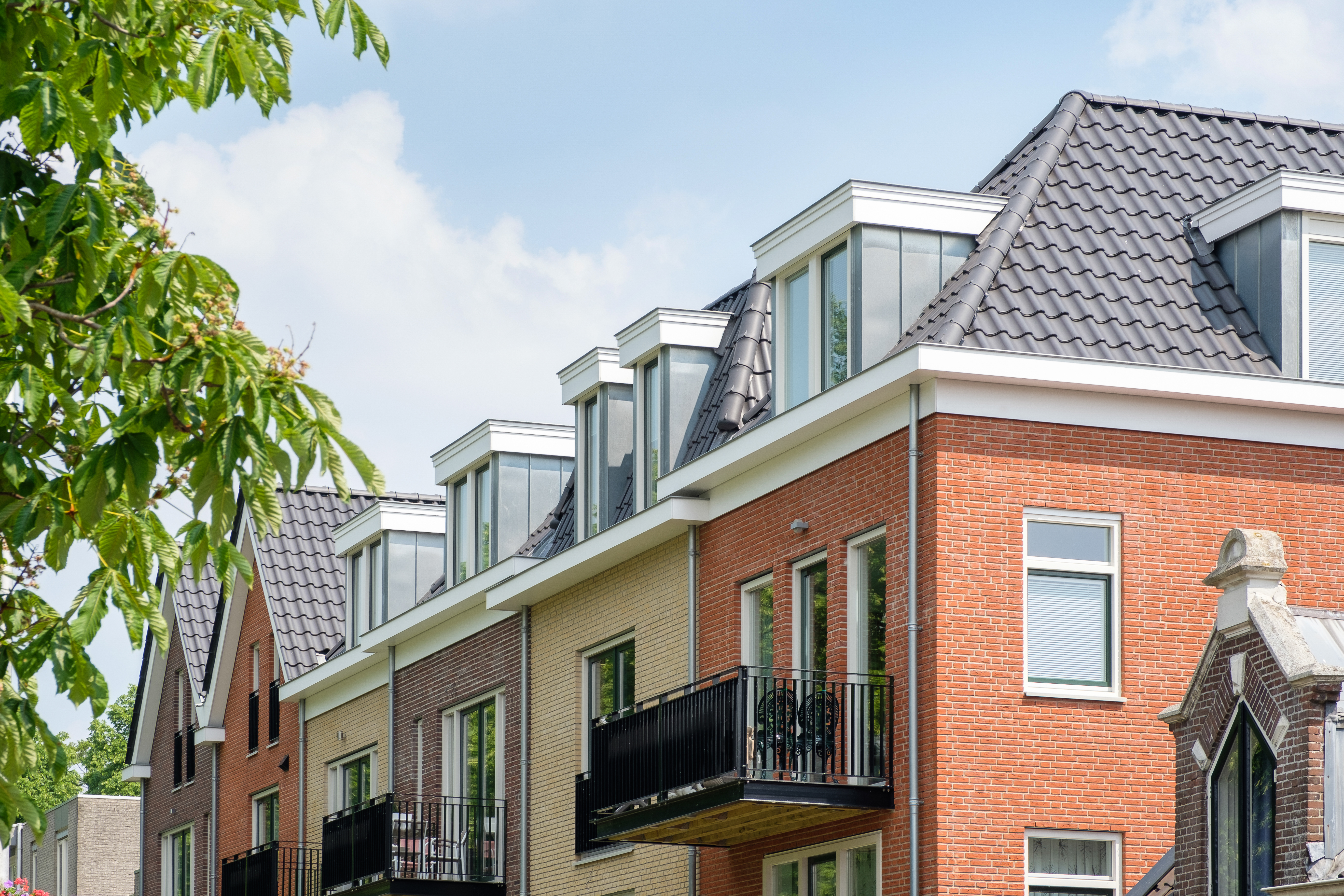 Unipanel is een universeel toepasbaar bouwpaneel dat de eigenschappen van hout en de voordelen van kunststof biedt. Daarmee is het een uitstekende vervanger van mulitplex en Western Red Ceder. De bouwpanelen van Unipanel zijn zowel binnen als buiten toe te passen en kunnen worden gebruikt op vrijwel alle niet dragende buitentoepassingen.