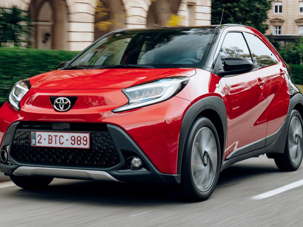moto-MOLTICO Vloermatten voor de auto, velours autotapijten, geschikt voor Toyota Aygo I (2005-2014), 4-delige set, zwarte automatten met rode siernaden