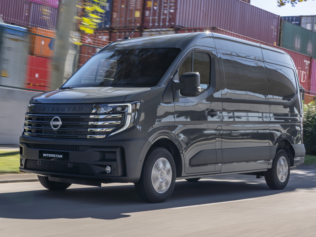 MTM Tappetini Auto Su Misura Per Nissan Cabstar 2000-2018, Moquette Nera Con Bordo Antiscivolo, Battitacco Rinforzato, Made In Italy